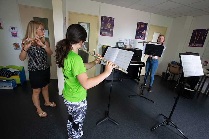 Une  professeure de flûte traversière et ses élèves 